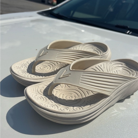 Vionic White Slide Sandals 9 - Picture 2 of 10